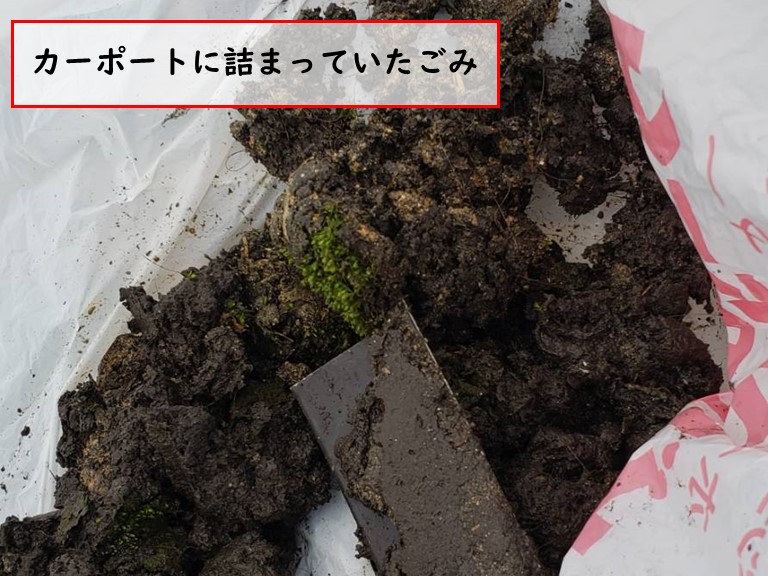 泉佐野市で台風被害　カーポートに詰まっっていたゴミの様子
